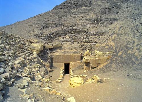 amenemhet III entrada a su pirámide
