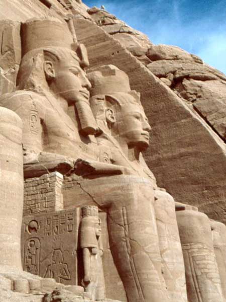 El templo de Ramses II, las estatuas sedentes El templo de Ramses II, las estatuas sedentes