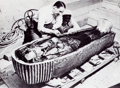 Howard Carter limpia el cofre del Rey Tut