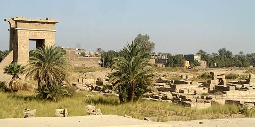 El templo de Montu cerca de Luxor