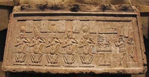 Recinto de Mut en Karnak. Dintel niños-dioses